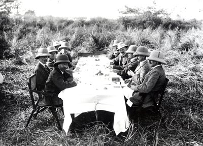 El Rey Jorge V almorzando en el Valle de Chitwan durante una cacería de tigres, 1911 de English Photographer